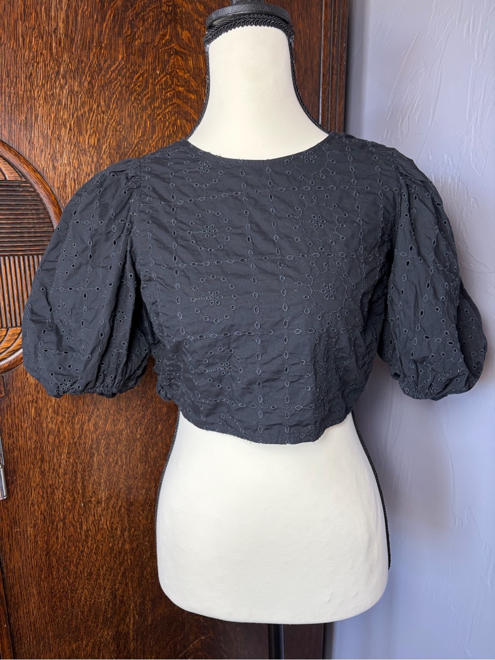 Zara Embroidered Eyelet Tie-Back Crop Puff Sleeve Top Black - Picture 4 of 6